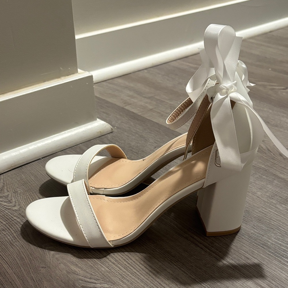 Elegant White Block Heel Sandals⚪️